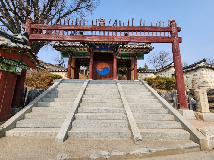 오산시에 있는 화성궐리사 입구의 홍살문과 하마비, 외삼문인 솟을삼문