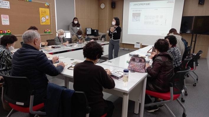 치매 예방 교육. 치매를 예방할 수 있는 생활 습관 갖기는 물론 건강한 노년을 보낼 수 있는 활동을 배운다. 