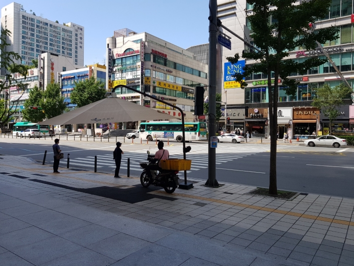 햇빛 가림막 (나혜석 거리 맞은편 횡단보도 설치)