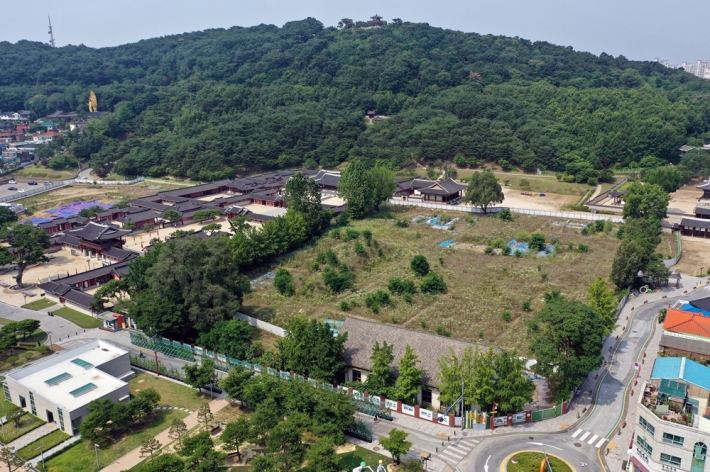 화성행궁 북쪽에 있는 우화관 터(옛 신풍초등학교) / 사진 수원시 포토뱅크