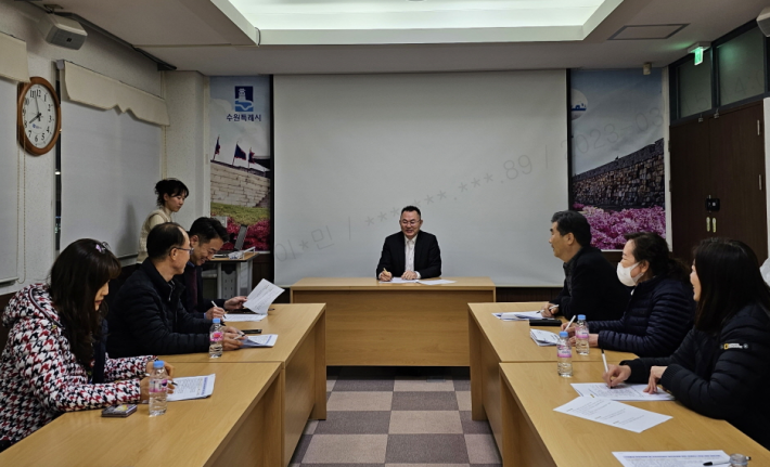 정자3동 주민자치회 임원진들이 동 행정복지센터 소회의실에서 주민자치 활성화 사업을 논의 하고 있다.