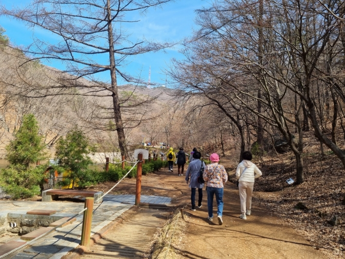 서서히 산을 오르고 있는 여성 회원들