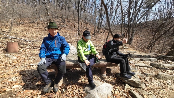 목적지인 절 터 앞에서 휴식을 취하고 있는 우리 단체의 고문들