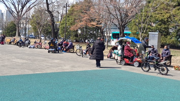 장안공원에서 휴식하며 즐기는 어르신들