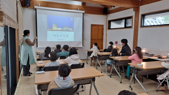 교구체험에 앞서 설명을 듣는 모습