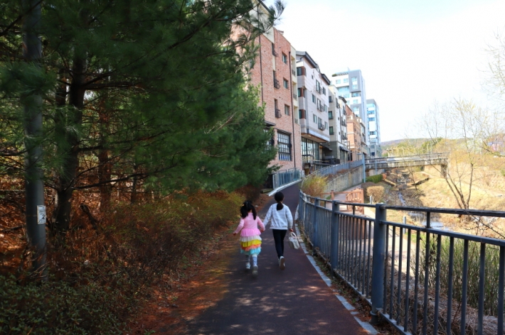 일반 산책로와 돌다리 길이 있어서 걷기 코스도 다양한 재미가 있다.