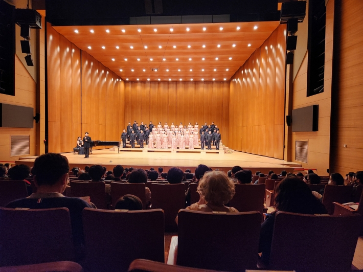 연주회를 마치고 인사말을 하는 수원시립합창단 이재호 지휘자