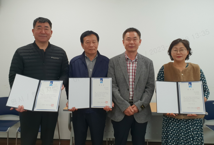 김근태 경제교통과장이 24일 장안구청 소회의실에서 주정차위반 의견진술 심의회 위촉 위원들에게 위촉장을 수여하고 있다.