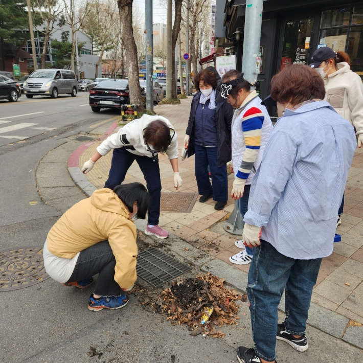 현장에서 우수전 정비를 하는 모습