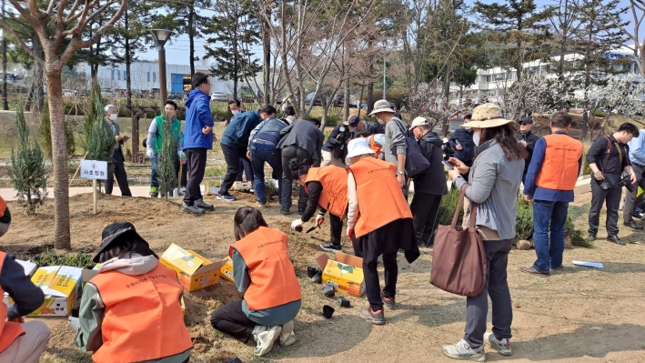 수원시지속가능도시재단 직원들의 나무심는 모습