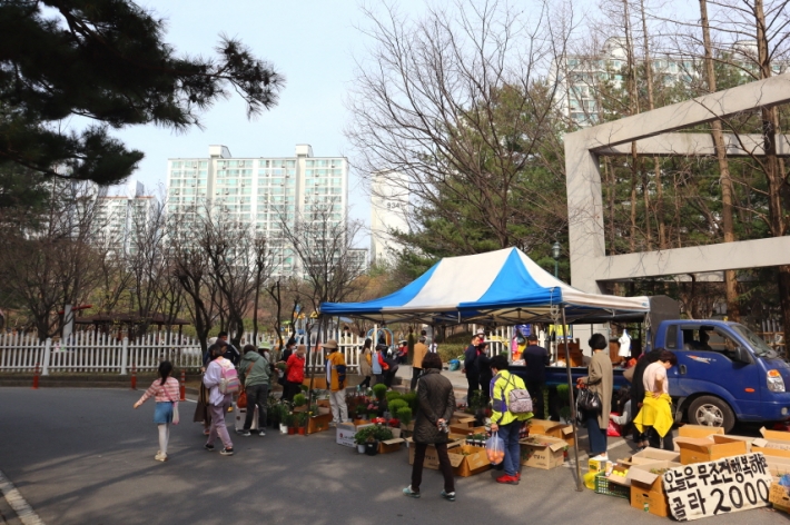 매주 수요일, 아파트에 알뜰장이 들어서면 마을에 활기가 느껴진다. 