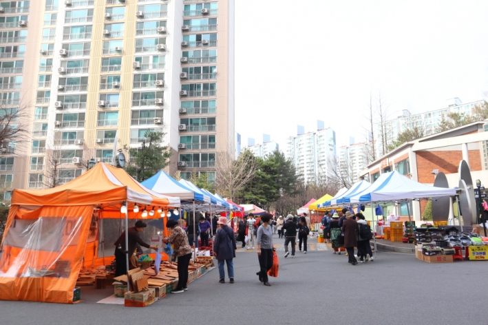 즉석에서 펑펑 터져 나오는 뻥튀기, 수제로 만드는 나무 도마 같은 경우에도 현장에서 직접 만드는 모습을 볼 수 있었다.