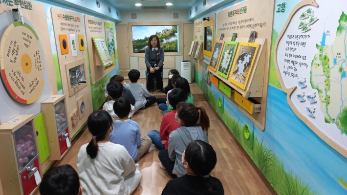 교육 준비 자료와 수원청개구리 가족