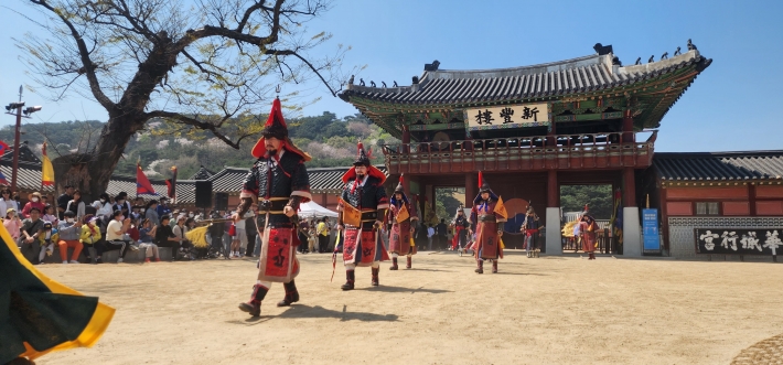 공연을 마치고 퇴장하는 장용영군사들  