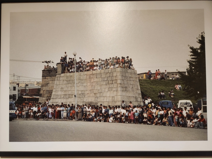수원화성문화제 60주년 기념 사진전, 1988년 서울올림픽 성황봉송 주자를 맞이하는 시민들