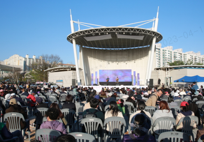 만석거 벚꽃축제에 참여한 시민들이 벚꽃 음악회를 관람하고 있다.