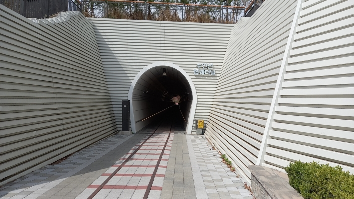 오목천역에서 300m 지점에 협궤터널이 있다. 바닥에 좁은 철로도 그대로 있다. 터널 안에는 기차가 달리던 소리까지 들린다. 