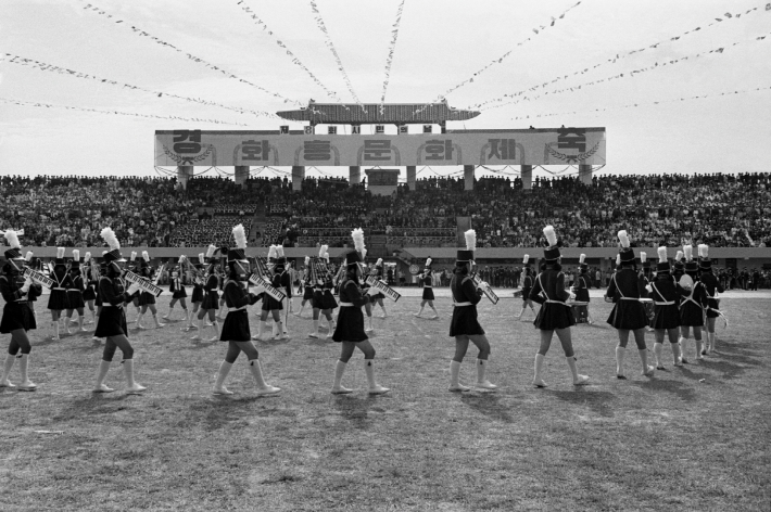 1971년 제8회 화홍문화제에서 고적대가 개막 축하 공연을 하고 있다.