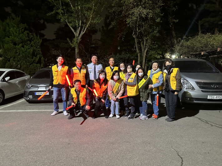 구운동 관내 상습 무단투기지역에서 감시활동을 펼치고 있다.