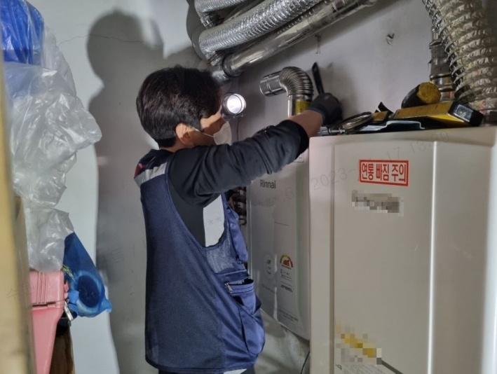 장애인가구의 노후된 보일러를 교체하는 사진입니다.
