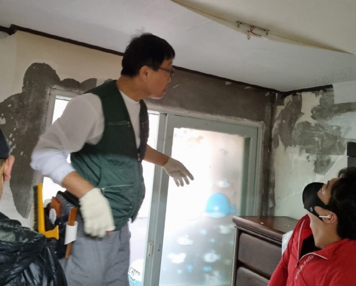 수원시 장안구 수정인테리어기술전문학원, 조원1동 저소득 어르신가구에 도배 봉사를 추진했다.