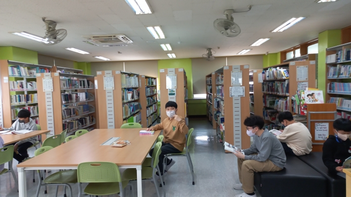 효천초 책마루도서관 전경