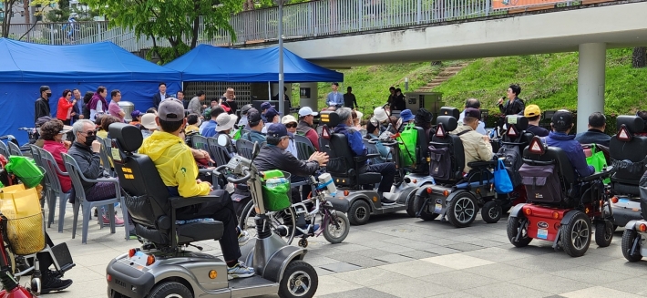 수 많은 휠체어 장애인들이 행사에 집중하고 있다. 
