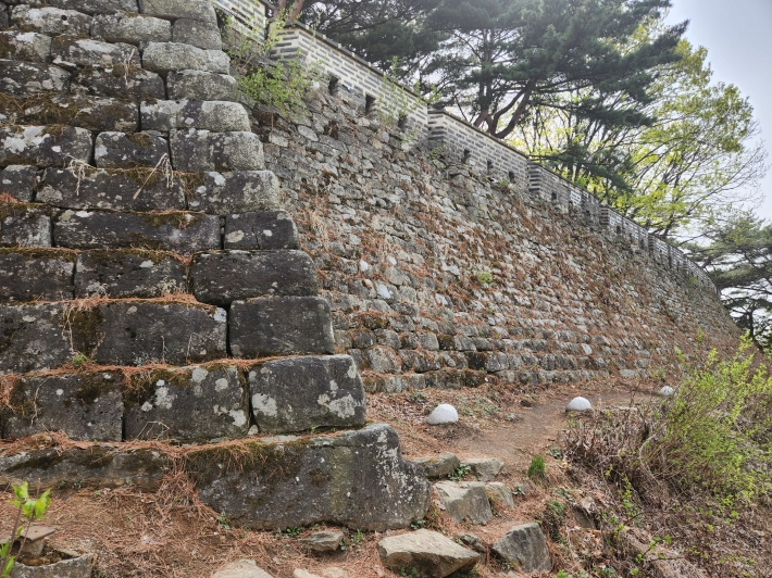 남한산성 들여쌓기를 한 치성과 성벽