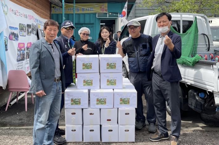 공군전우회 수원지회에서 김치 배부로 나눔을 실천하고 있다