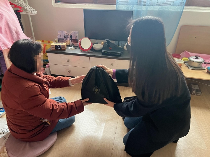 치킨을 전달하고 있습니다. 