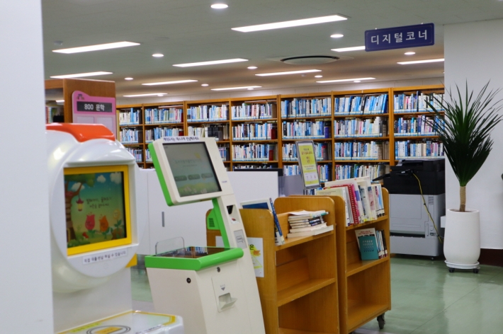 오늘날 도서관은 종이책 코너와 디지털 코너를 모두 만날 수 있는 모습으로 변화하고 있다.