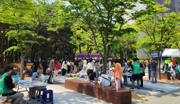 지역주민들이 아나바다 장터 프로그램에 참여하고 있다