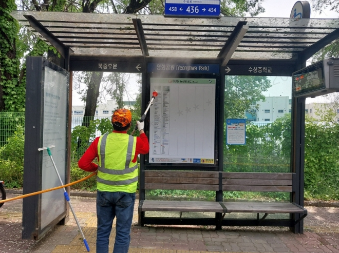 2023년 5월 장안구 관내 버스승강장 세척 사진