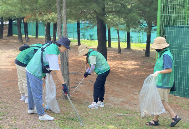 장안구 새마을문고회와 장안구 공직자가 함께 만석공원에서 플로깅 행사를 하고 있다.