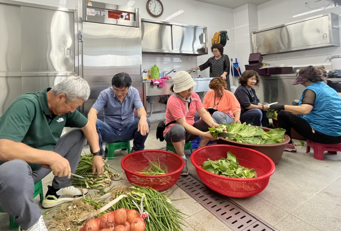 영화동 마을만들기협의회에서 손수 키운 배추와 열무로 어려운 이웃에게 전달할 김치를 담그고 있다.