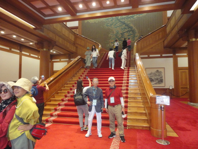 대통령 집무실에 오르는 계단을 배경으로 기념촬영하는 노인들