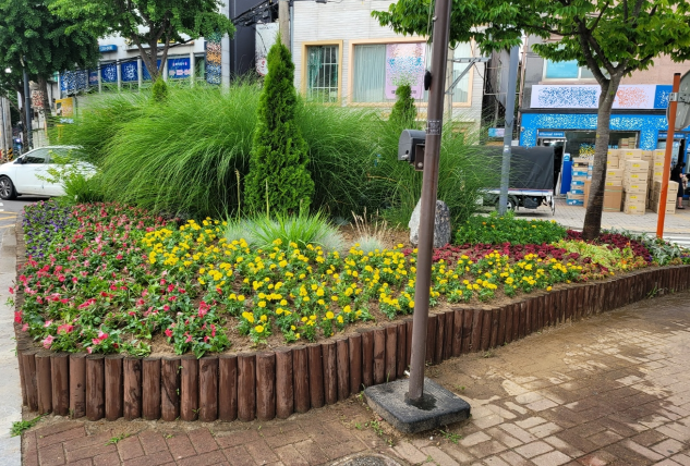 새 단장한 화서문 로터리 교통섬