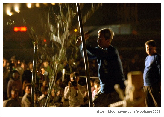<사진> 2006년 '야조'에 출연, 진검으로 대나무를 베는 필자(사진/이용창 화성연구회 이사)