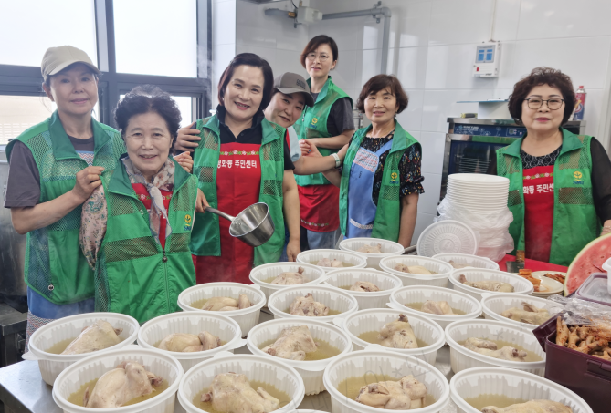 영화동 부녀회원들이 정성껏 끓인 삼계탕을 담고 있다.