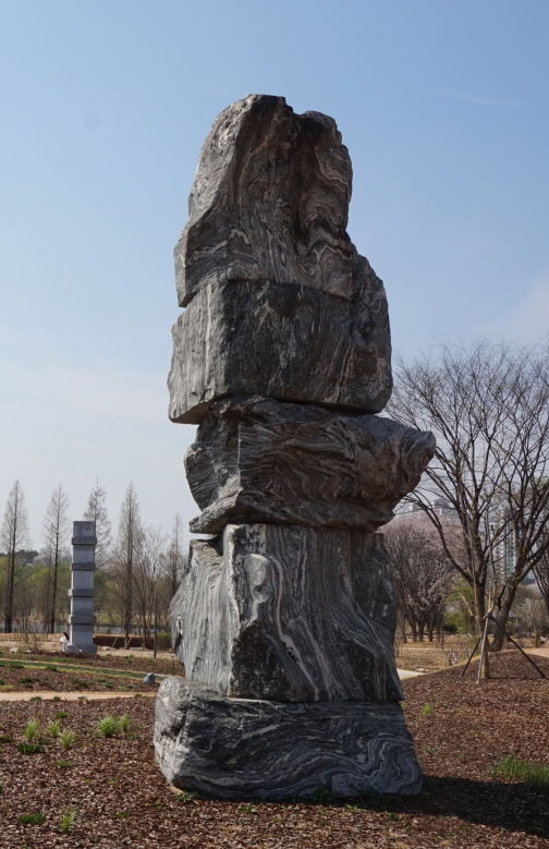 <사진> 일월수목원에 있는 한용진 작가의 막돌 작품(사진/김우영)