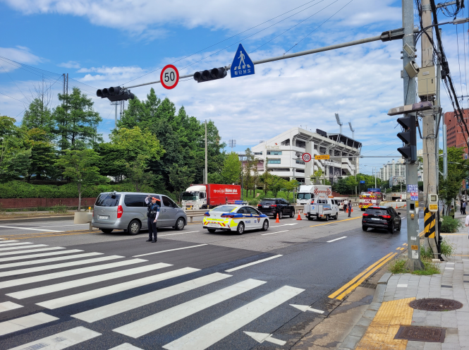 지하차도 침수대비 교통통제 훈련을 실시하고 있다.