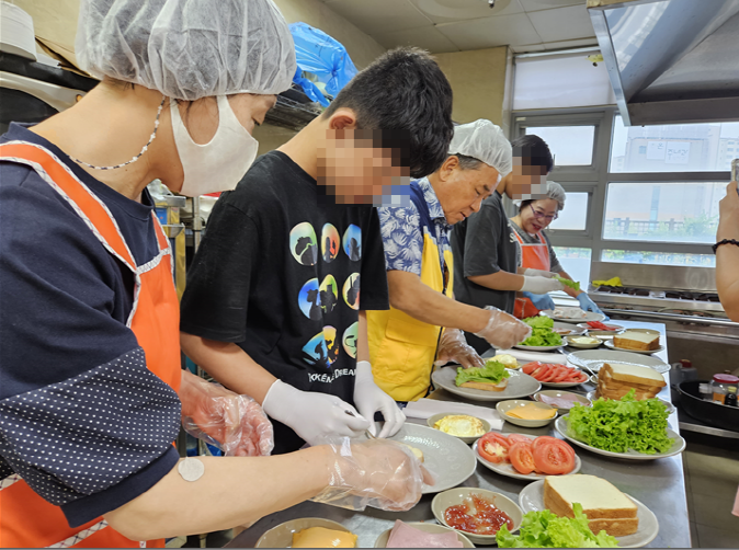 아동들과 지사협 위원들이 함께 요리하고 있다.