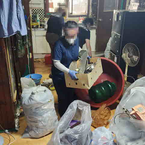 수원시 장안구 파장동 행정복지센터에서 저장강박 위기가구의 주거환경을 개선해주는  '클린케어 사업'을 실시했다