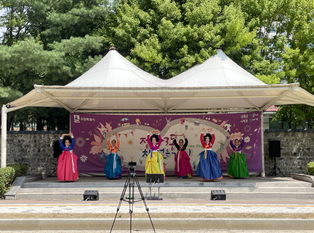 정자3동 주민들이 자동차 없는 날 행사를 위해 준비한 전통무용을 선보이고 있다.