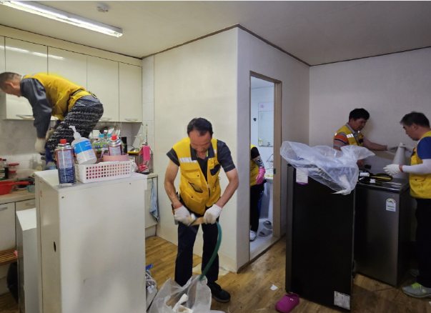 수원시자원봉사센터 또봄주거환경개선봉사단이 주거환경 개선을 위한 작업을 하고 있다.
