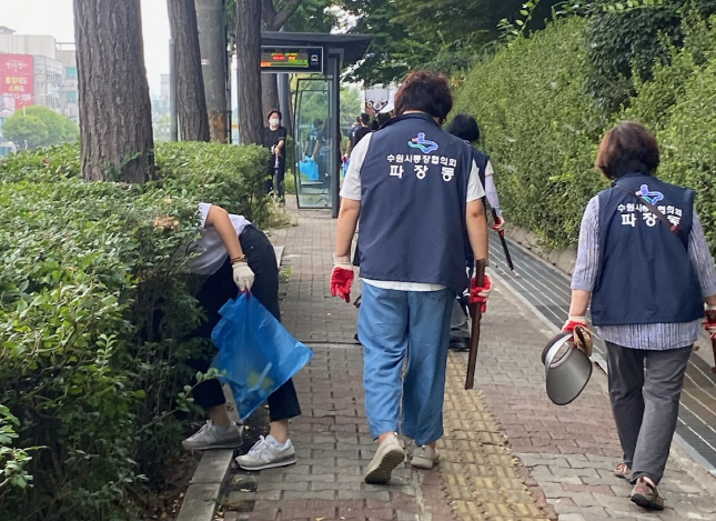 파장동 통장협의회원들이 1번국도변 주변을 환경정화중이다.