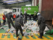 망포2동 주민 및 직원들이 반입된 쓰레기 샘플링을 실시하고 있다.