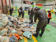 평동은 주민들이 참여한 가운데 생활쓰레기를 점검했다.