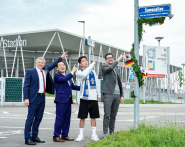 슈테판 브라이터 프라이부르크 부시장(왼쪽부터), 이재준 수원특례시장, 정우영 선수, 마르틴 호른 프라이부르크 시장이 수원가로수길 표지판 앞에서 함께하고 있다.