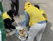 정자1동 행정복지센터 직원들이 공동주택 쓰레기 배출실태를 점검하고 있다.